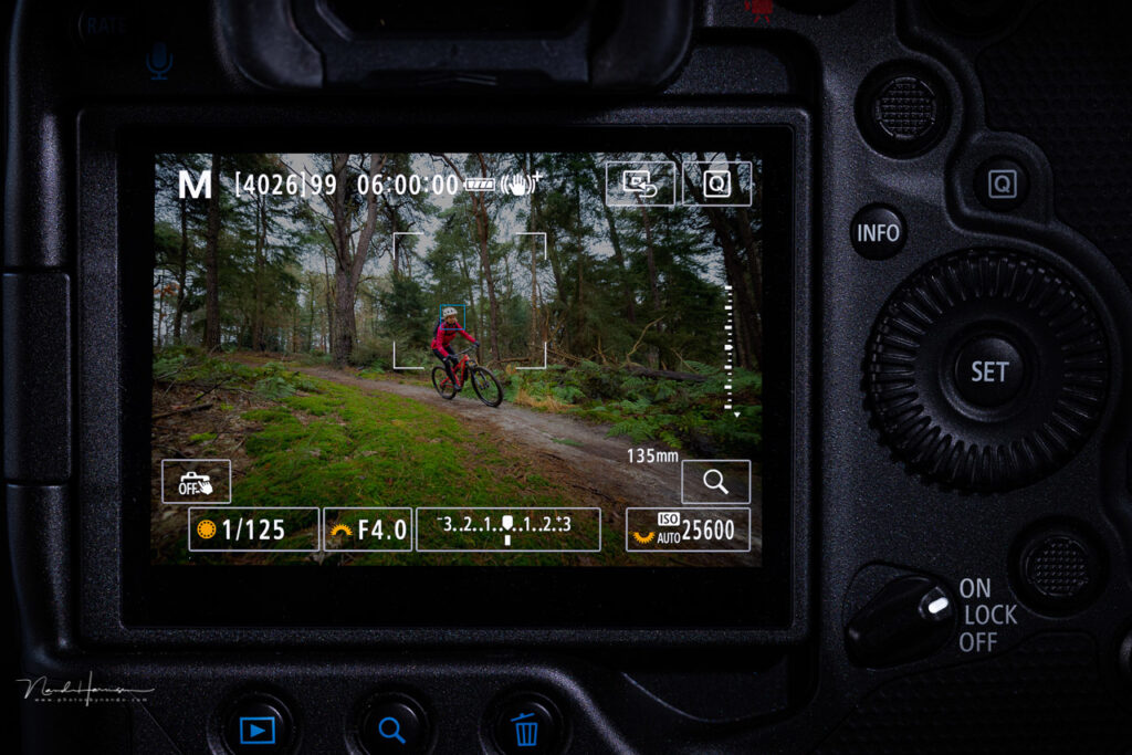 comparing autofocus speeds between top DSLR and mirrorless cameras