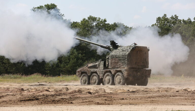 RCH 155 remote-control howitzer